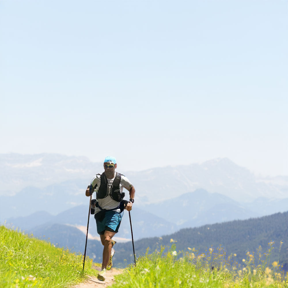 Homme avec bâtons de marche ergonomiques offrant stabilité et confort pour le trekking et la randonnée.