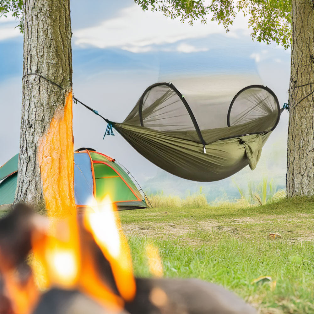 Hamac camping vert avec moustiquaire intégrée pour des nuits paisibles en extérieur