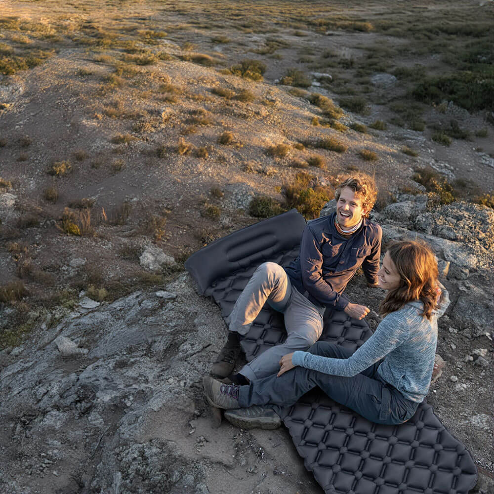 Matelas gonflable 1 place bleu, idéal pour la randonnée et les nuits en plein air