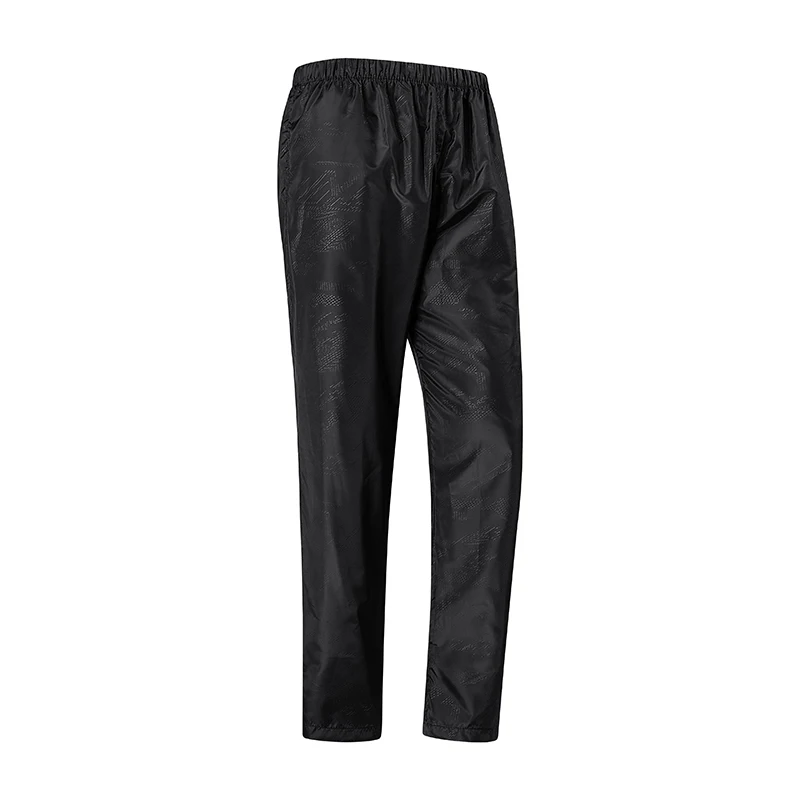 Pantalon imperméable femme léger et compact noir, facile à transporter dans votre sac pour toutes vos randonnées et expéditions.