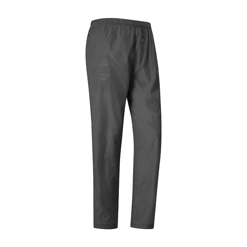 Pantalon imperméable femme gris respirant, conçu pour évacuer rapidement l’humidité et offrir un confort optimal lors de vos aventures outdoor.