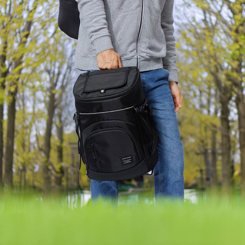 Homme tenant un sac à dos isotherme conçu pour toutes les occasions, avec grande capacité et isolation thermique efficace.