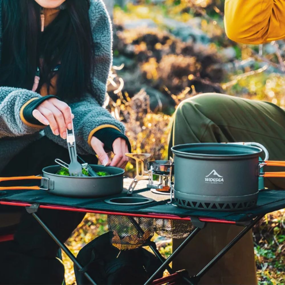 Table de camping pliante légère et facile à transporter, idéale pour les repas et activités en extérieur.