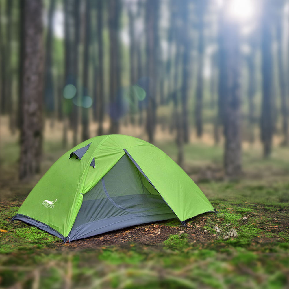 Tente camping verte double couche imperméable pour une protection optimale.