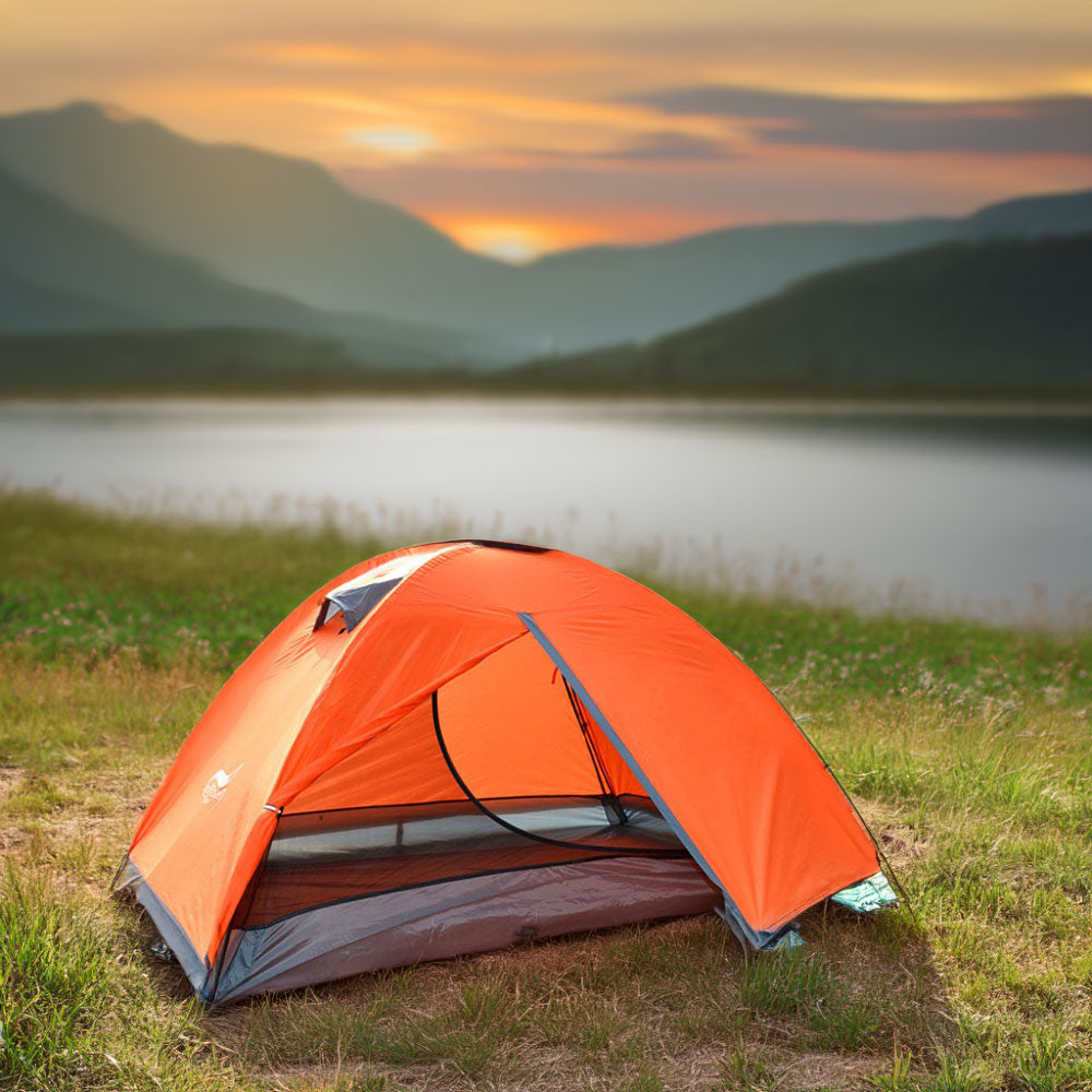 Tente orange ultra-légère pour 2 personnes, idéale pour les randonnées et expéditions.

